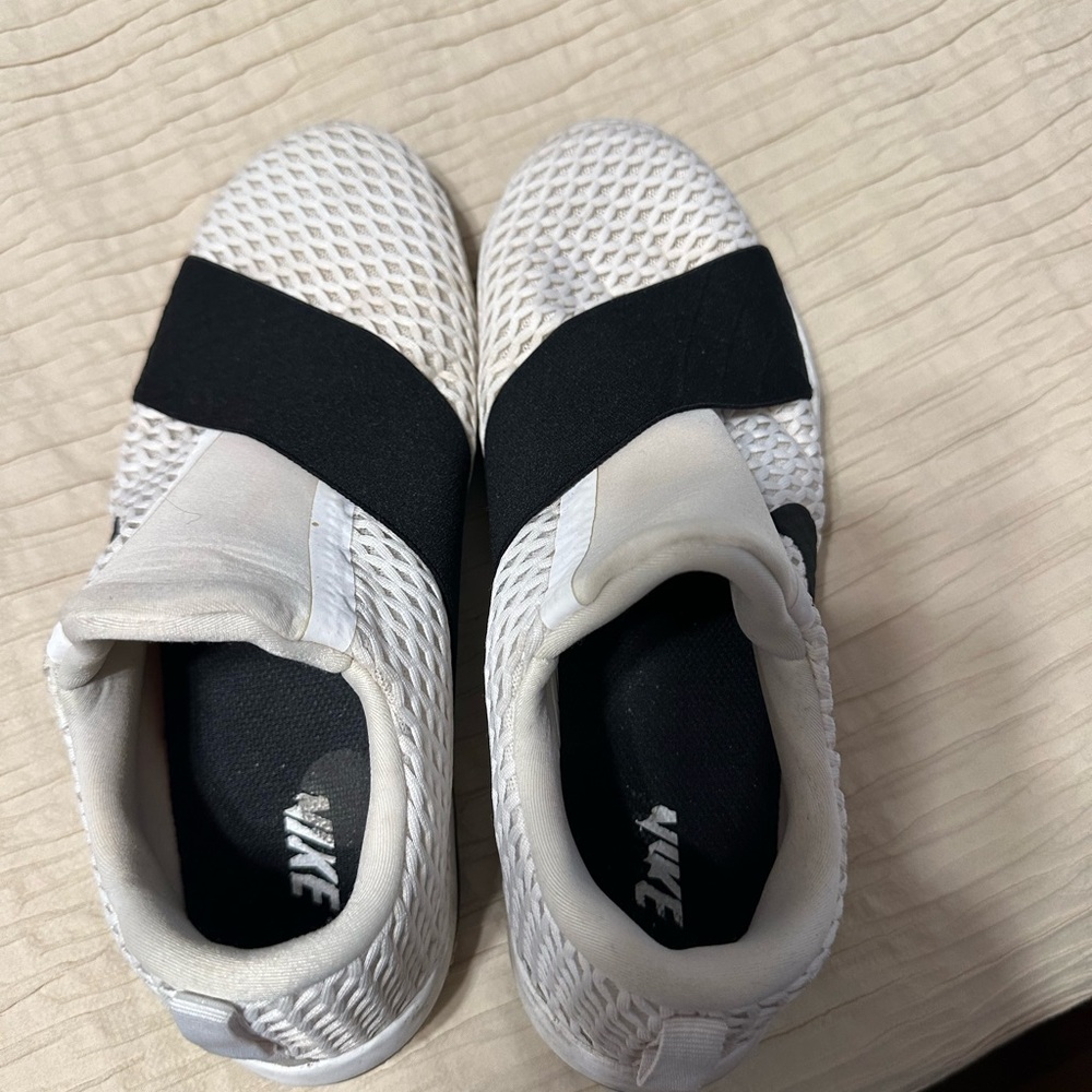 Nike Womens White and Black Mesh Sneakers